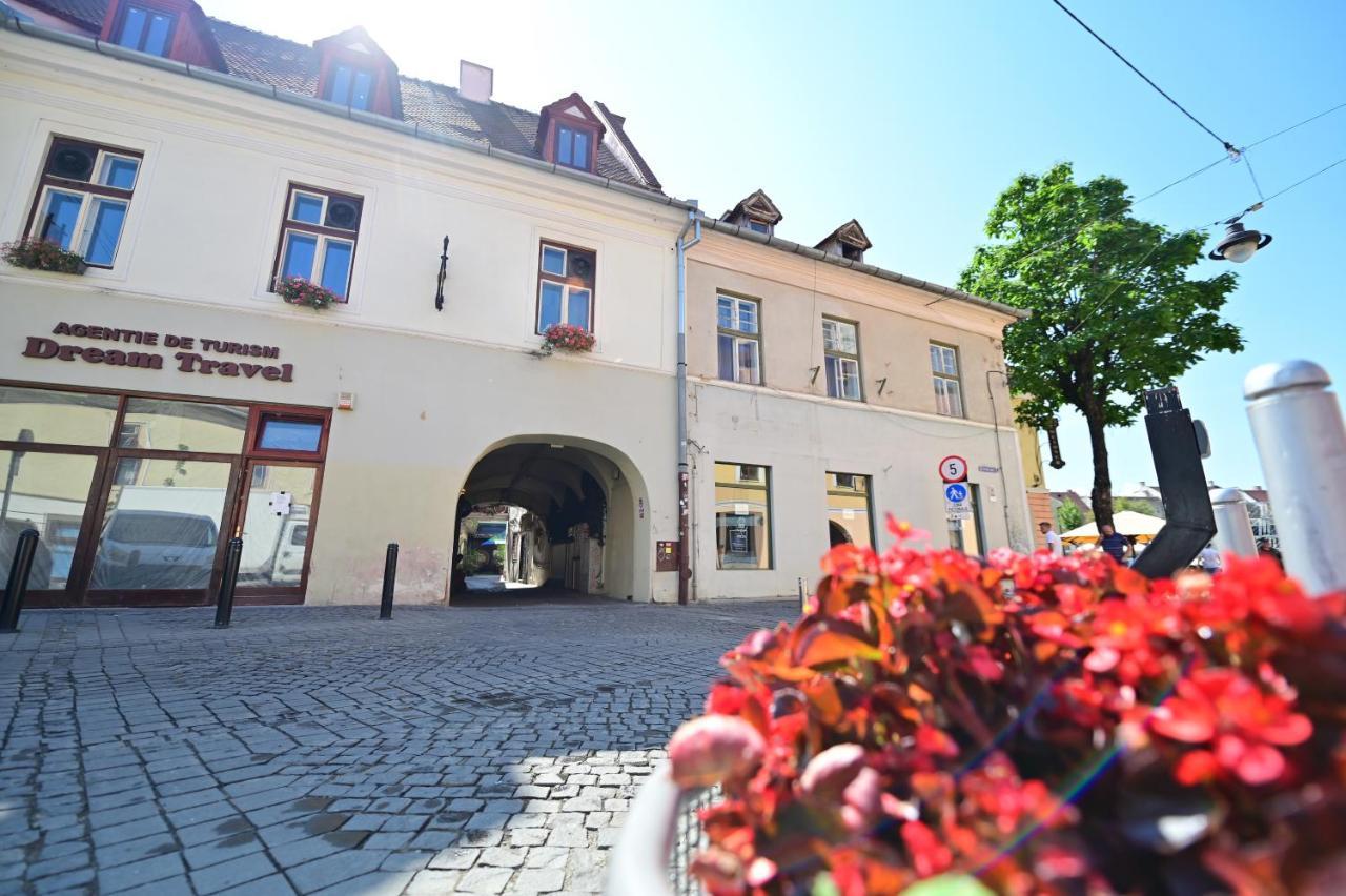 Lovely 2 Bedroom Apartment In Historic City Center Sibiu Eksteriør bilde